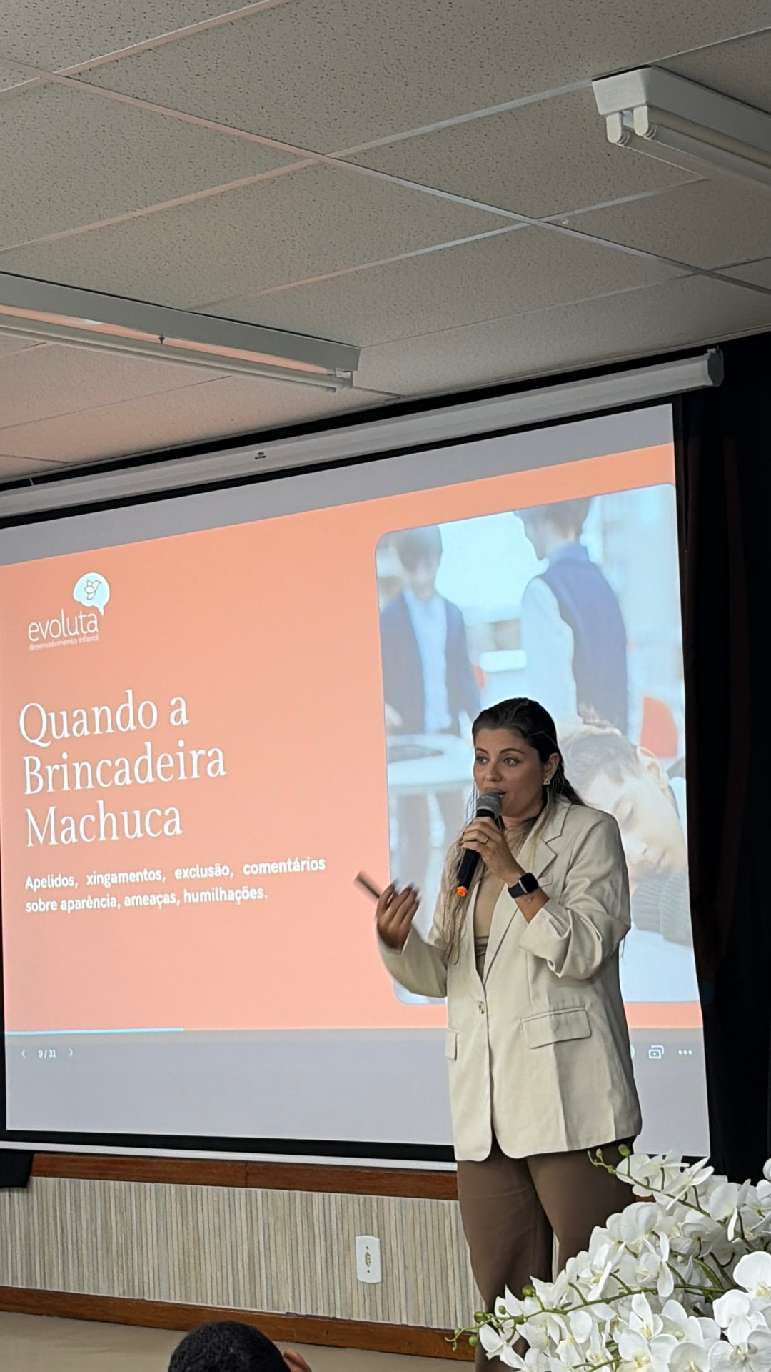 Jéssica Pelissari apresentando o diálogo com os estudantes