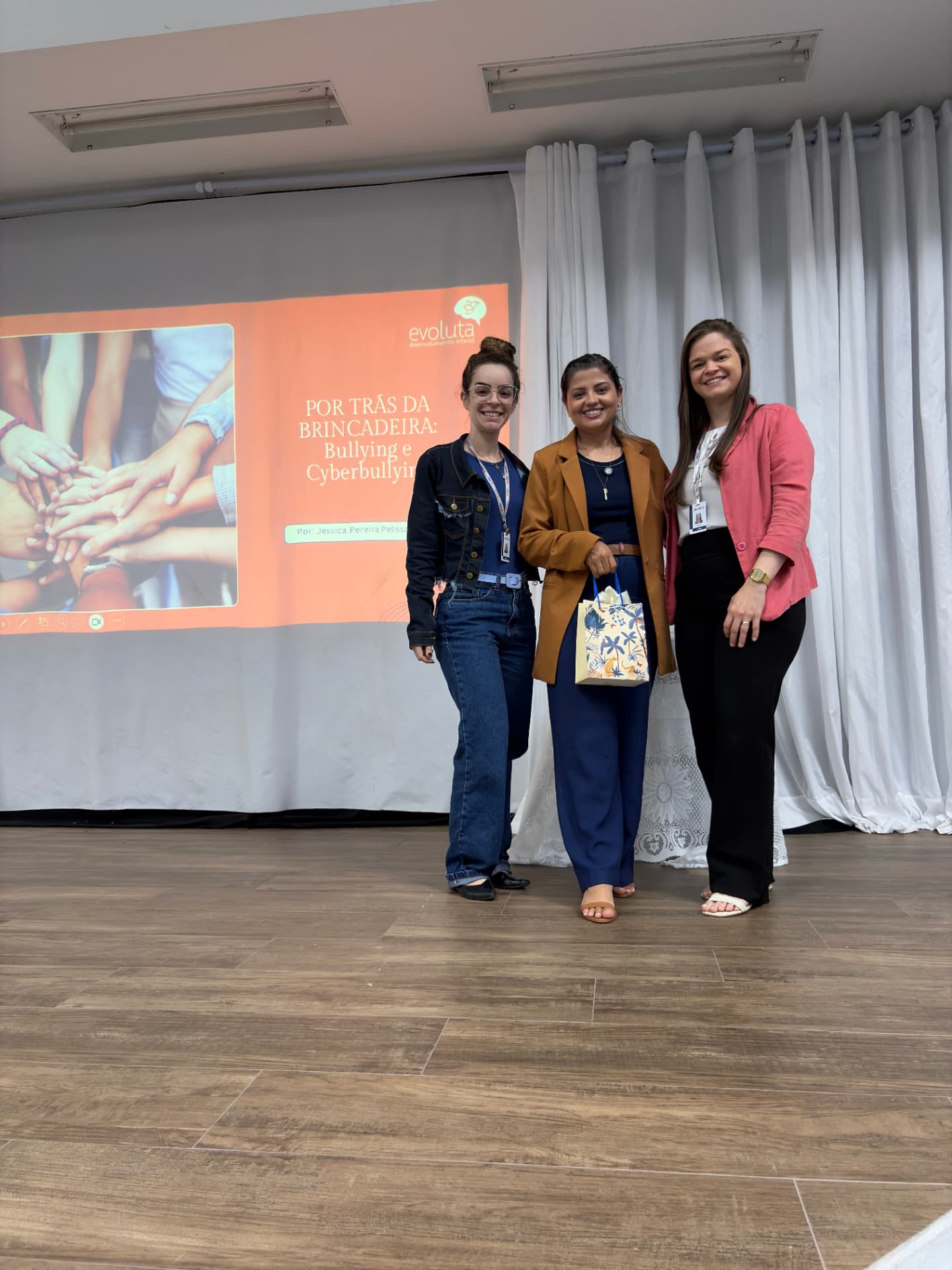 Jéssica Pelissari ao lado das educadoras da Escola Ilda Ferreira ao final do encontro