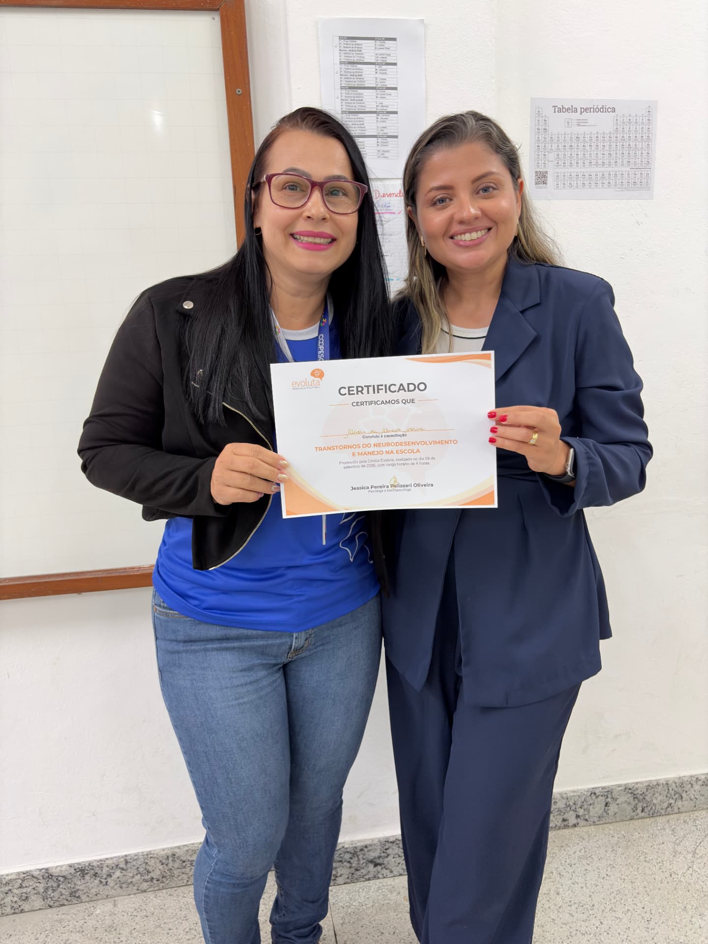Profissional da COOPESG posa com o certificado ao lado da Jéssica Pelissari