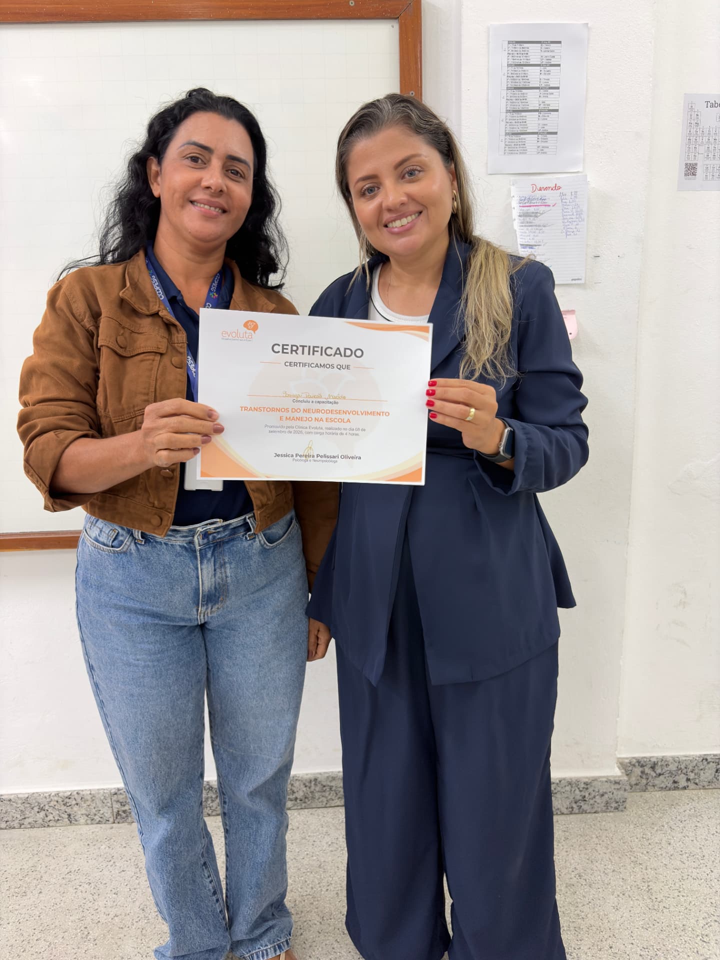 Profissional da COOPESG comemora a certificação ao lado da Jéssica Pelissari