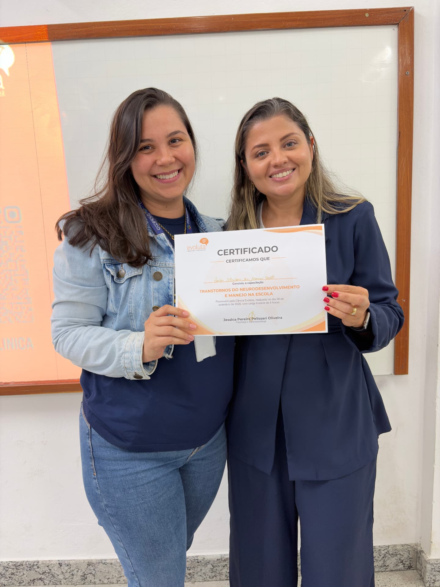 Jéssica Pelissari entrega o certificado da capacitação a uma das profissionais da COOPESG