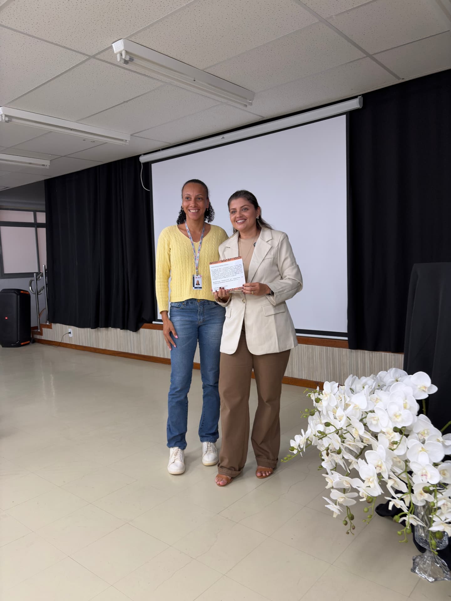 Jéssica Pelissari recebe certificado de agradecimento da Escola Gerson Camata