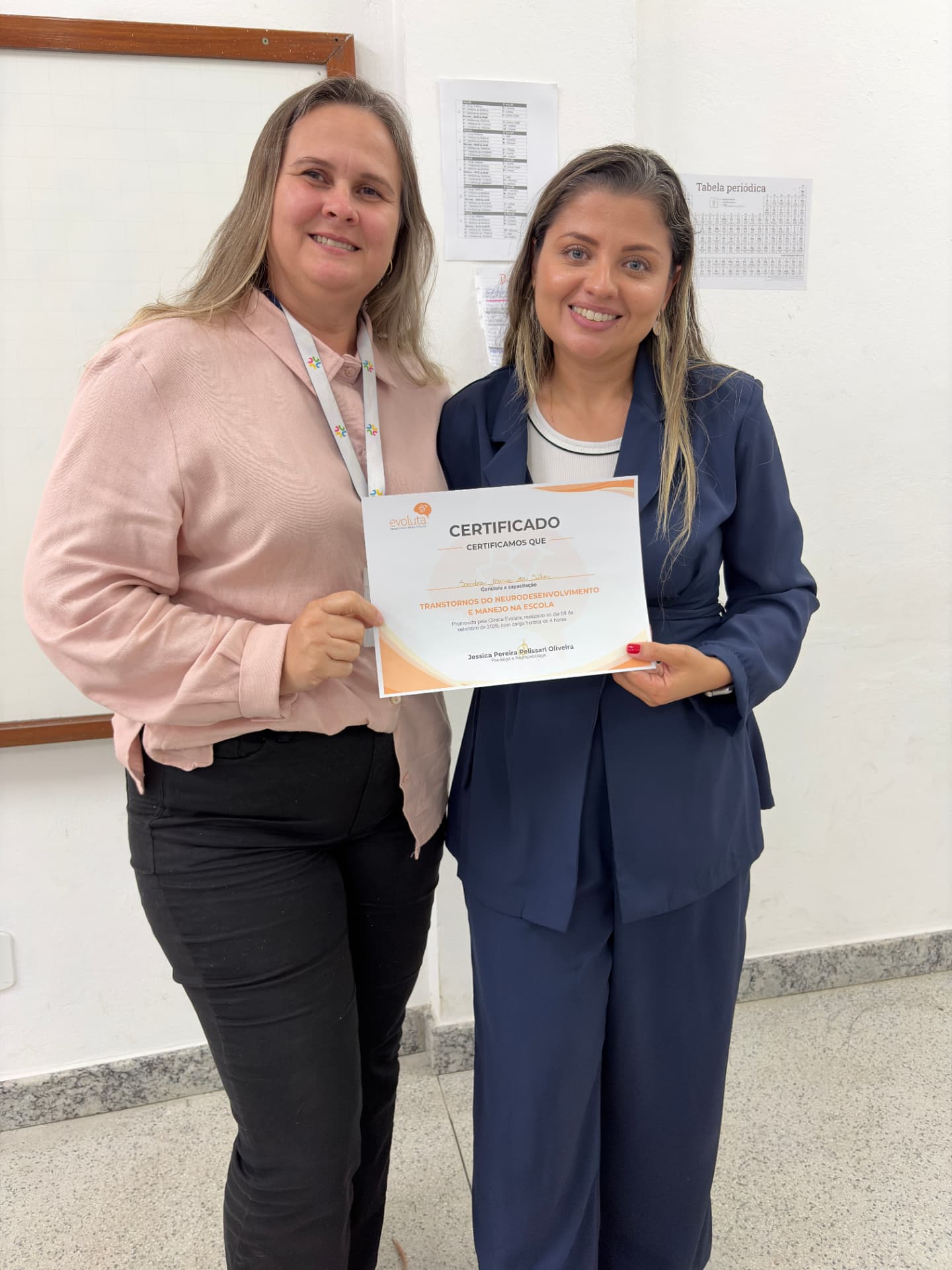 Profissional da COOPESG recebe o certificado da capacitação com a Jéssica Pelissari