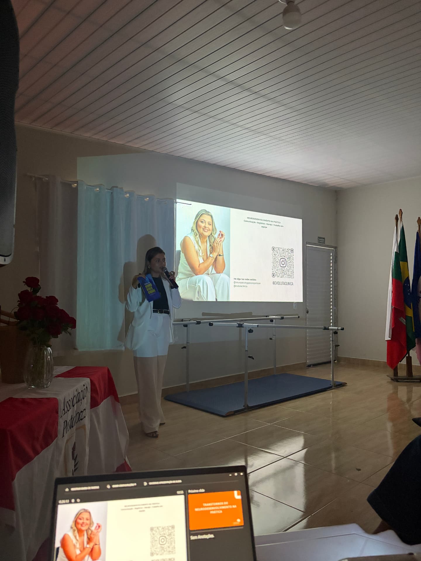 Jéssica Pelissari palestrando sobre Neurodesenvolvimento durante a capacitação na Pestalozzi