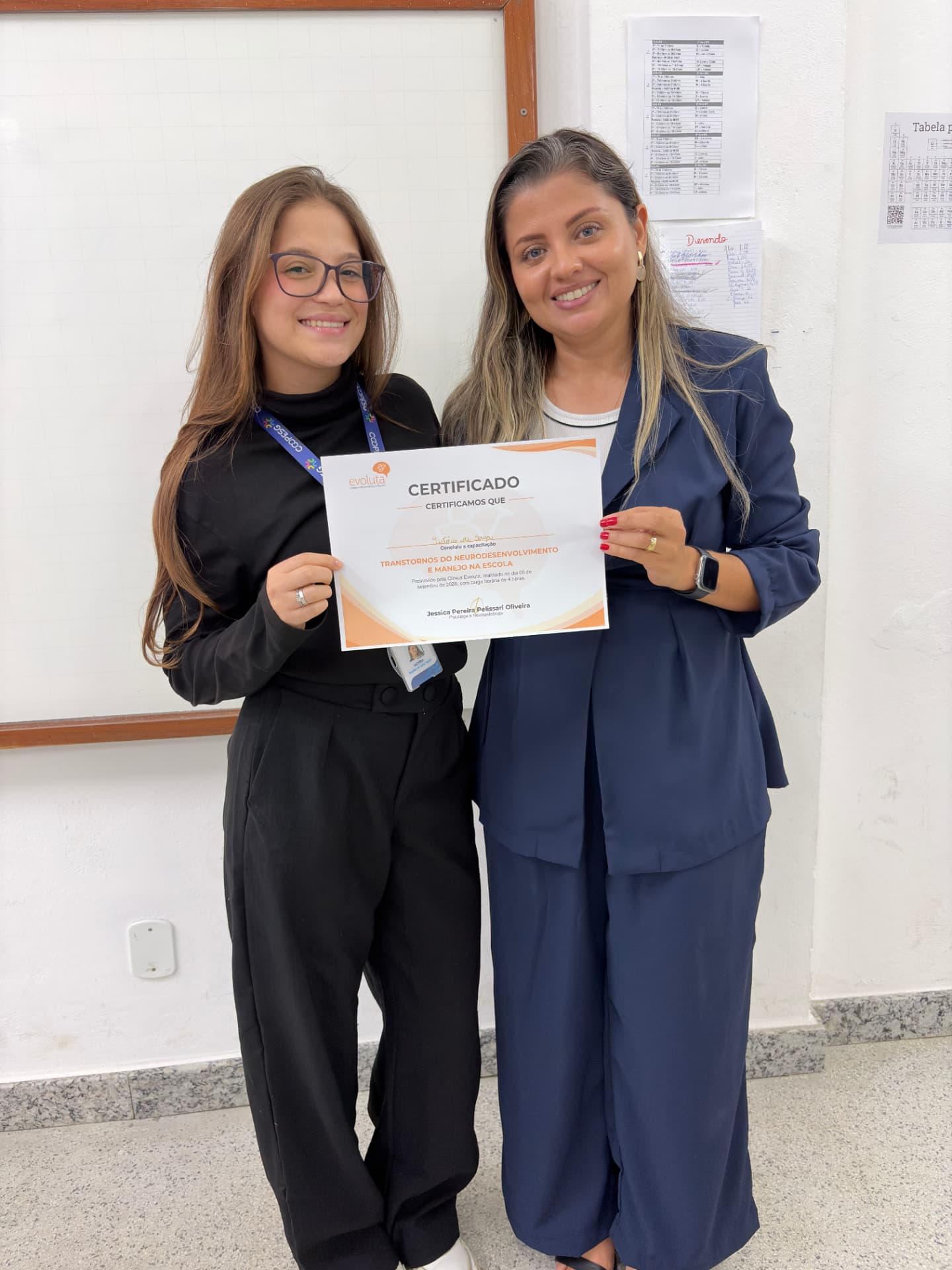 Jovem aprendiz da COOPESG recebe o certificado da capacitação com a Jéssica Pelissari