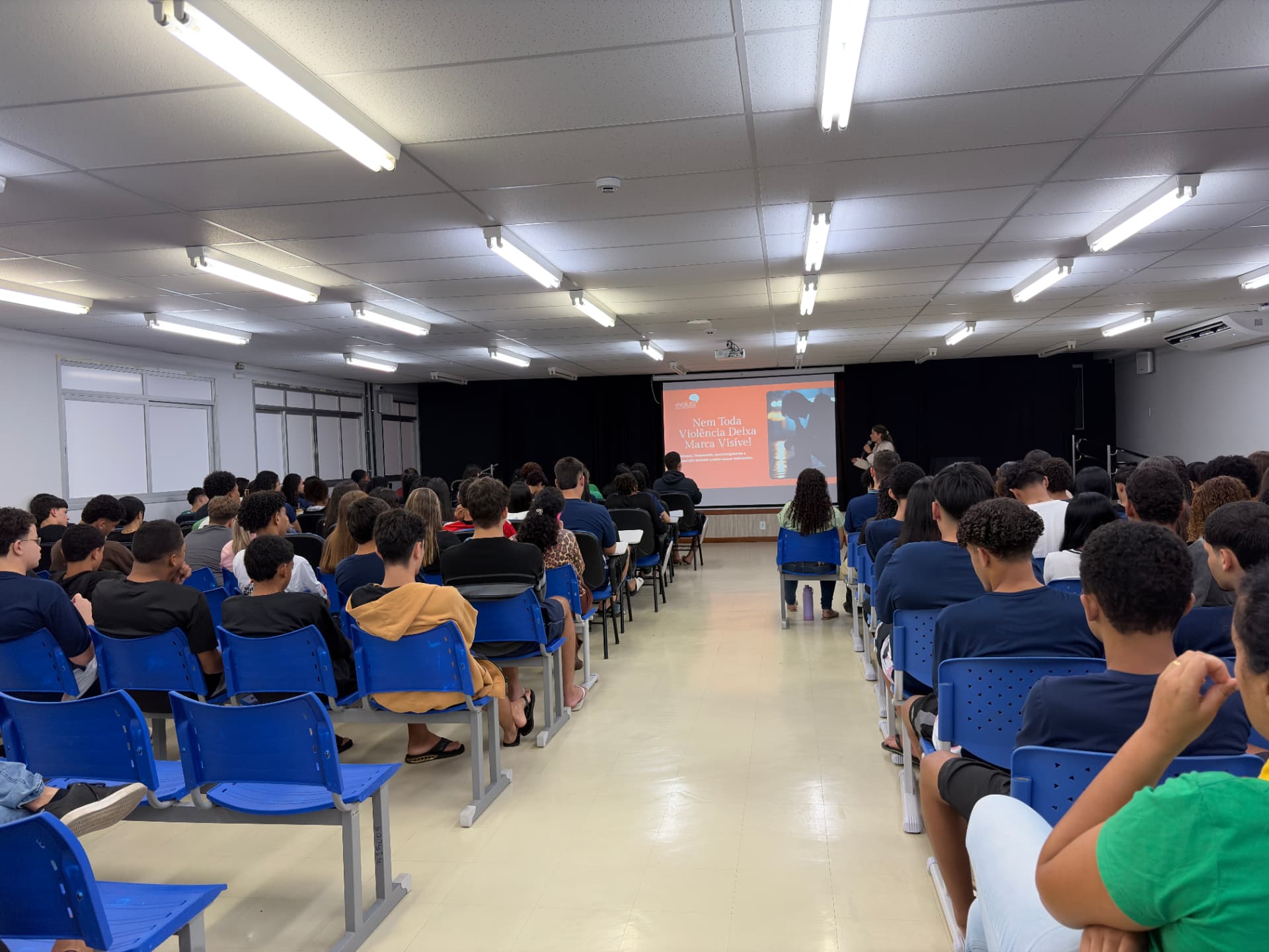 Auditório cheio de estudantes durante a palestra da Clínica Evoluta na Escola Gerson Camata
