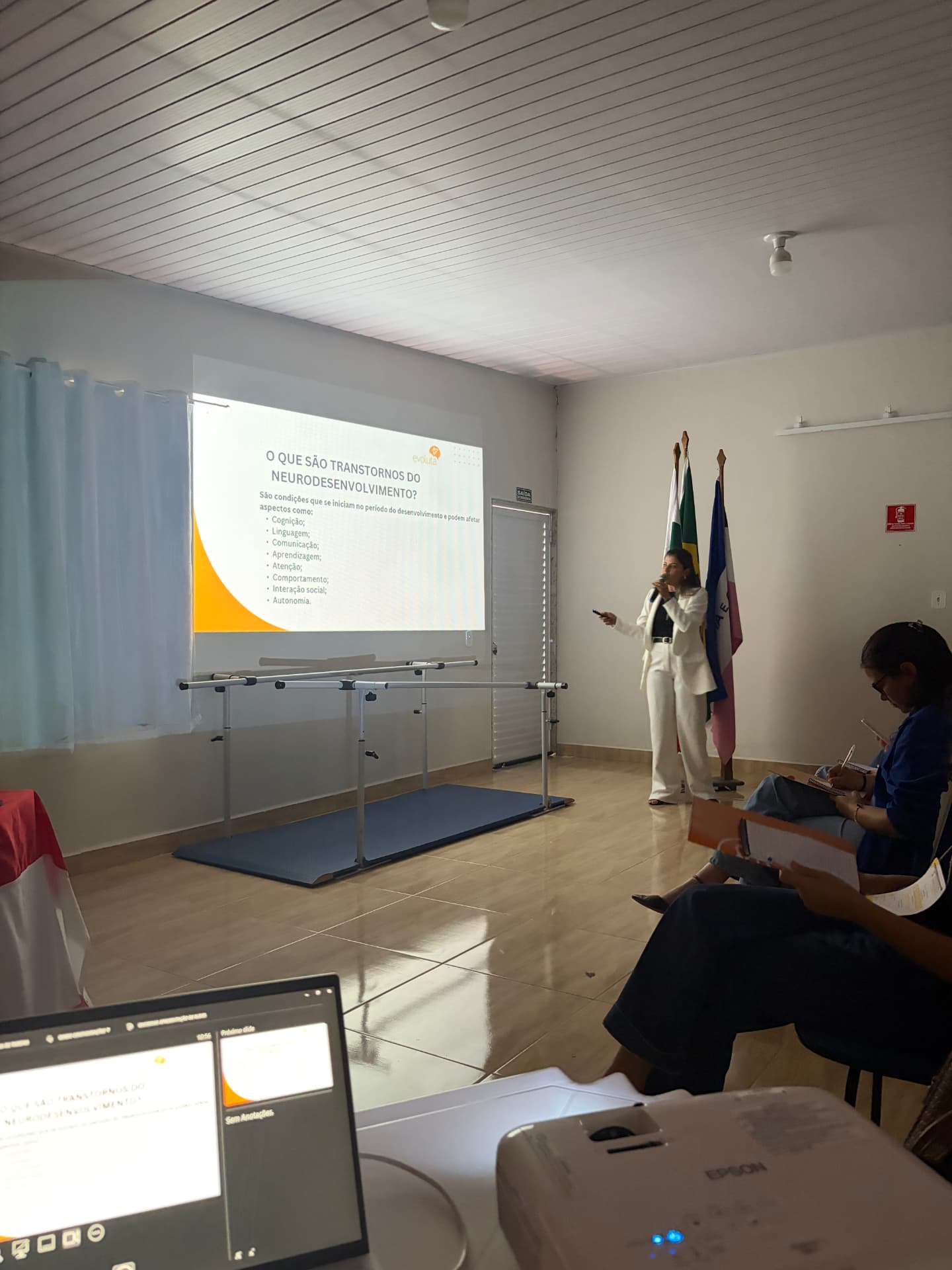 Jéssica Pelissari apresentando o tema Transtornos do Neurodesenvolvimento na Pestalozzi