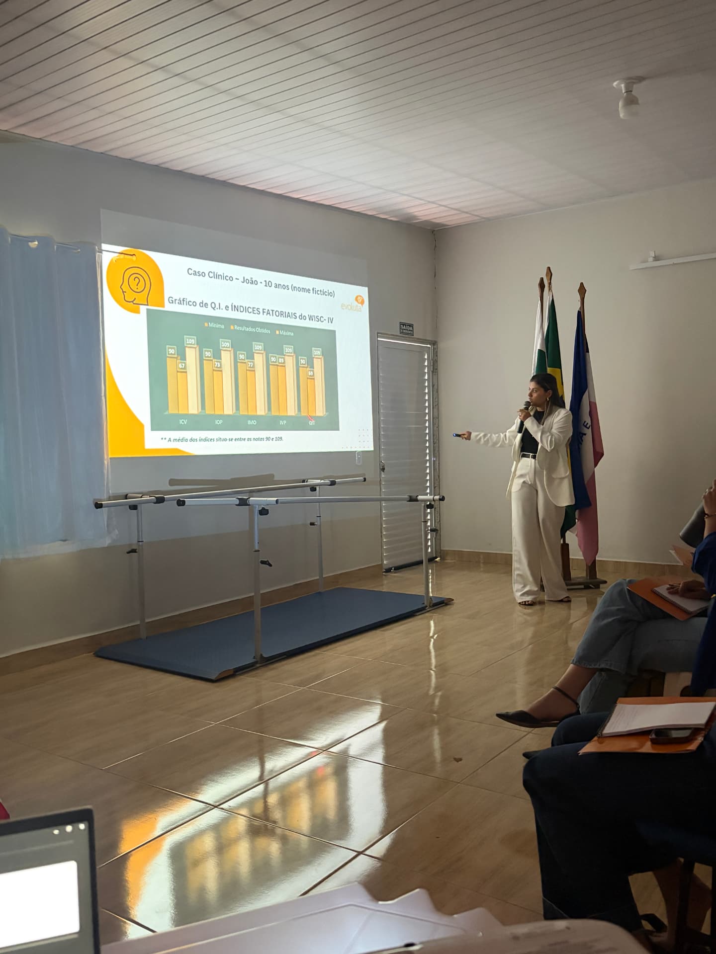 Jéssica Pelissari explicando caso clínico durante a capacitação na Pestalozzi