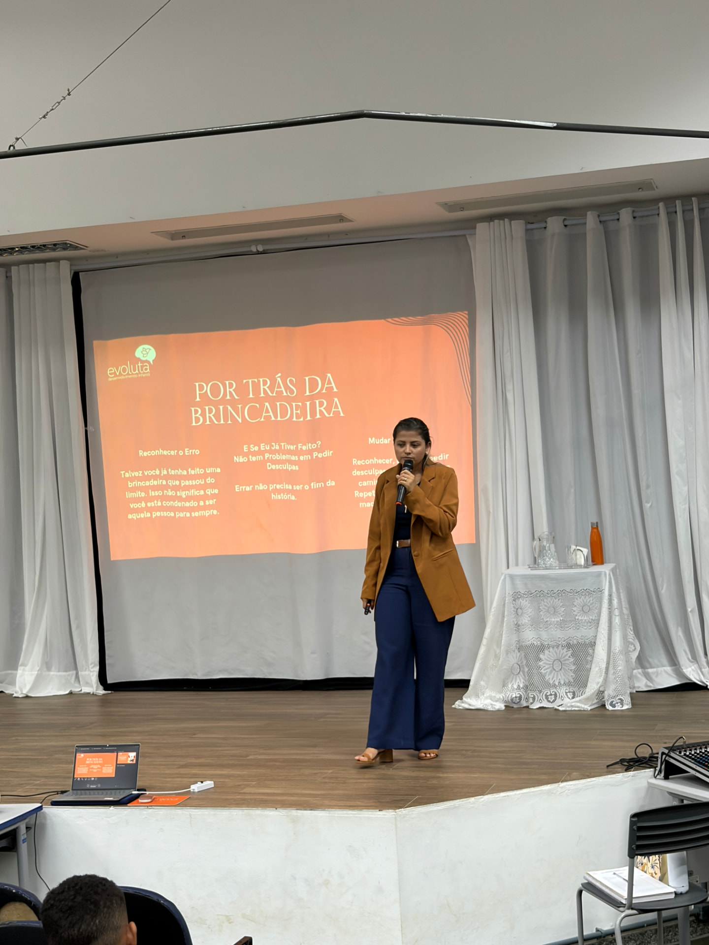 Jéssica Pelissari fala sobre bullying e cyberbullying para os estudantes da Escola Ilda Ferreira